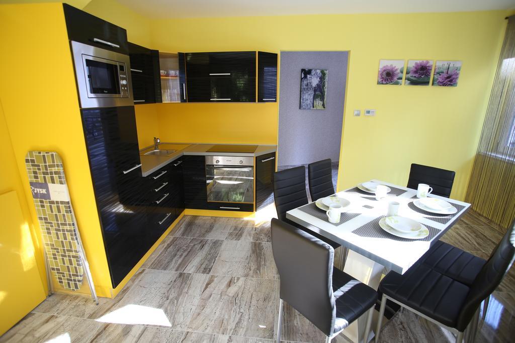 Appartement Centrum Lux Apartman à Kaposvár Extérieur photo